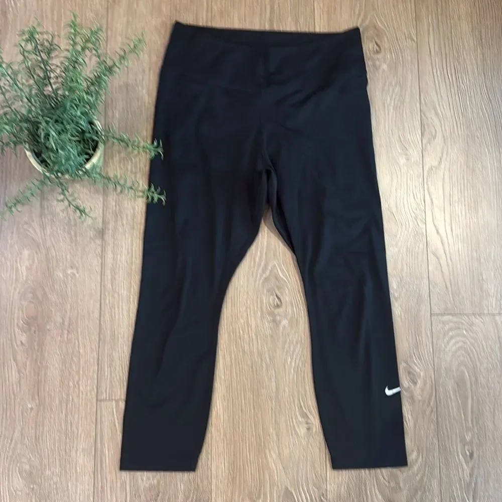 ((2 PIECE)) NIKE AND UNDER ARMOUR LEGGINGS BUNDLE SIZE MEDIUM EUC